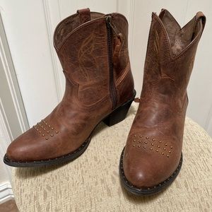 Brand new size 9 ariat brown pointed cowgirl boots
